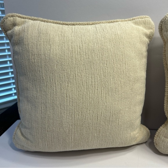 Set Of 2 Tapestry Accent Pillows 13” Square Lace Look Classic Floral Bouquet - Picture 4 of 6